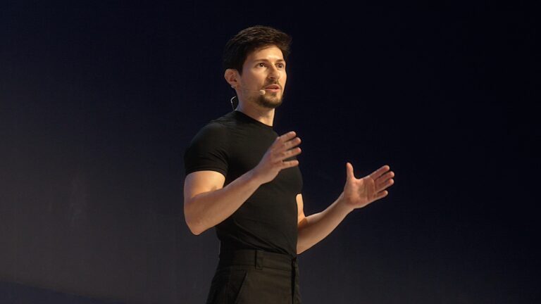 Pavel Durov speaking on stage